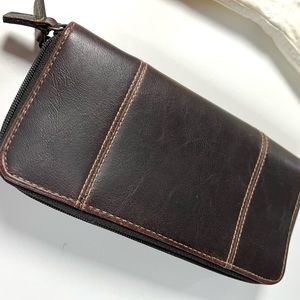 Brown leather unisex wallet
